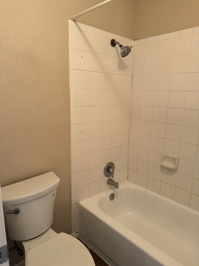 Building Photo - Great location off Blanco near Wurzbach and West Ave | 2 Bedroom | 2 Bath | Top Floor