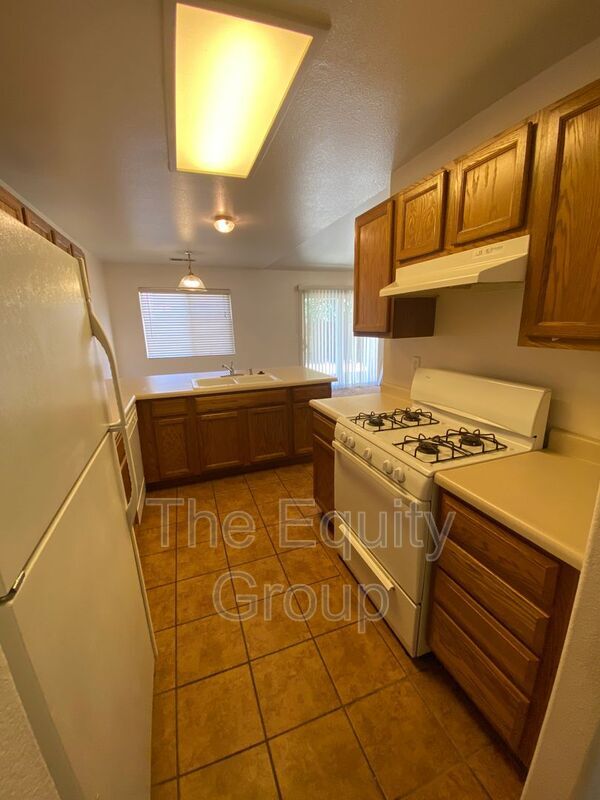 Building Photo - 3848 E Oak Ave
