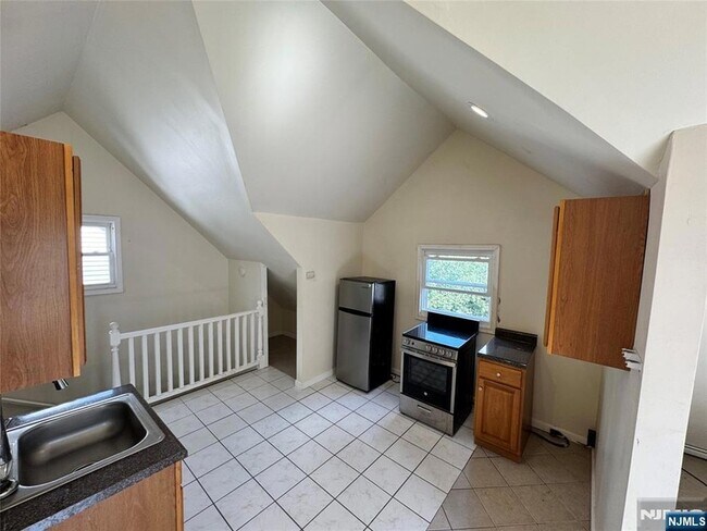 Building Photo - 163 Linden Ave