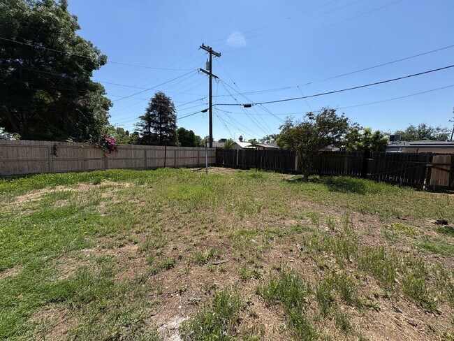 Building Photo - Cozy Home On Spacious Corner Lot Available Now in Dinuba CA!