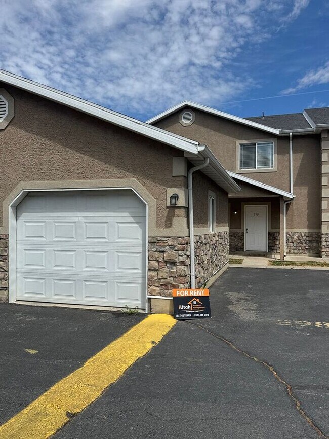 Building Photo - 3 bedroom 2.5 Bath Townhouse-Small Dogs Allowed