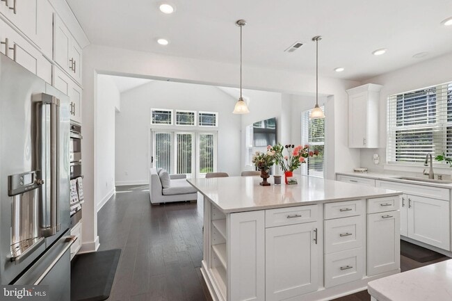 Building Photo - 2 Dogleg Ln