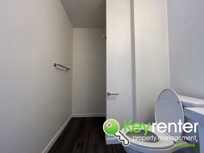 Building Photo - Exceptional 2 Bed 2 Bath Downtown Condo