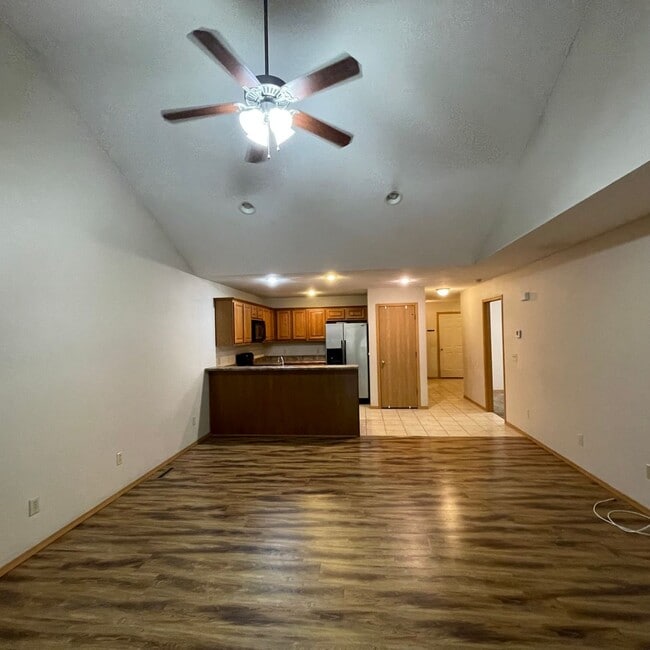 Building Photo - Beautiful 4 bedroom 3 full bathroom Townhome available Now!