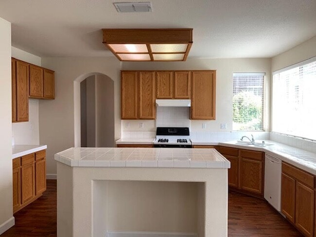 Building Photo - Five Bedroom Home In gated Serrano