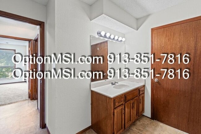 Building Photo - Charming & Spacious 2-Bed / 2-Bath Apartme...