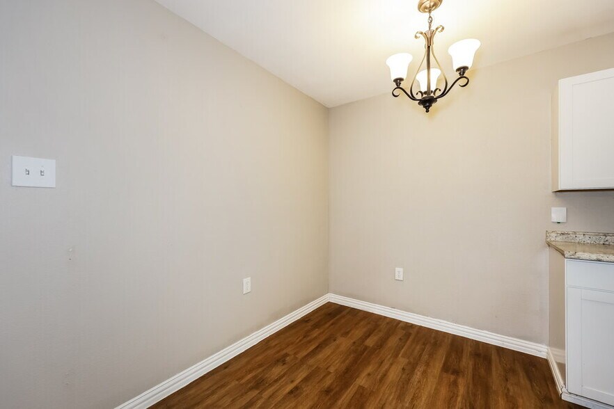 Building Photo - 1108 N Knowles Dr