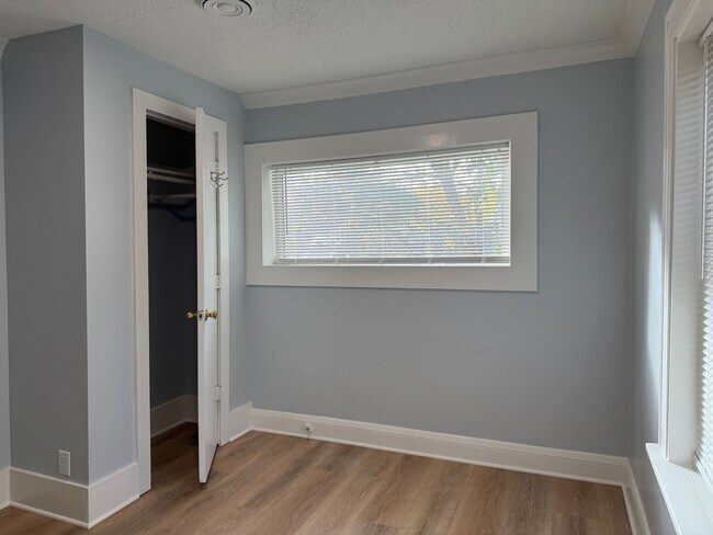 Building Photo - 1507 N Newton Ave