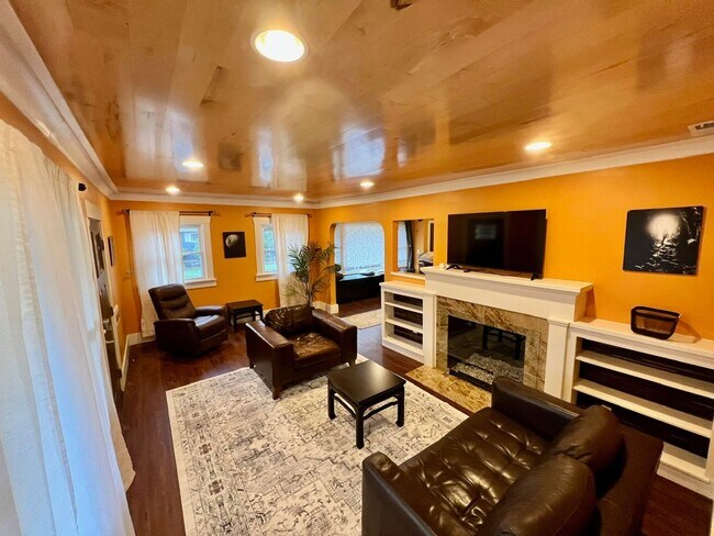 Building Photo - Classic Portland Bungalow