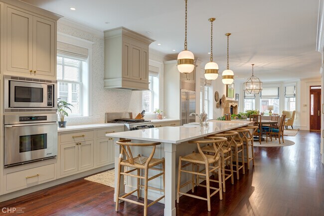 Building Photo - 2663 N Marshfield Ave