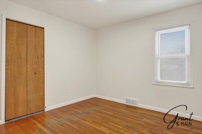 Building Photo - 3 bedroom 2 bath