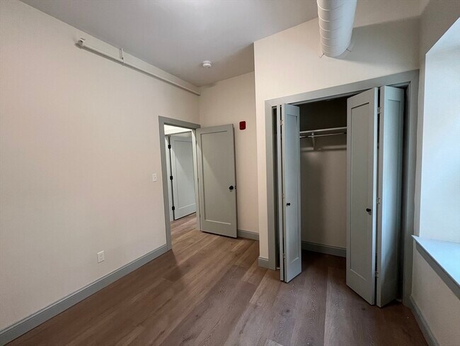 Building Photo - 160 Seabury St