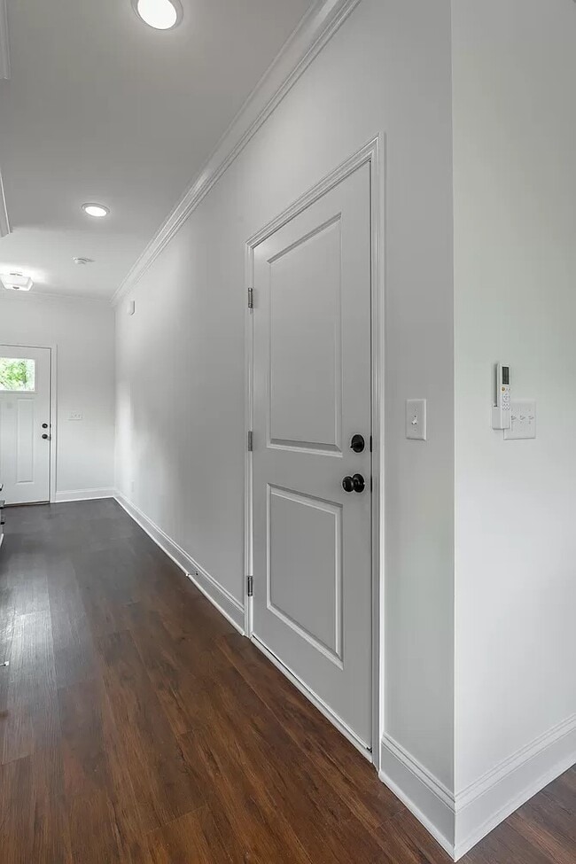 Building Photo - 5558 Stream Ln