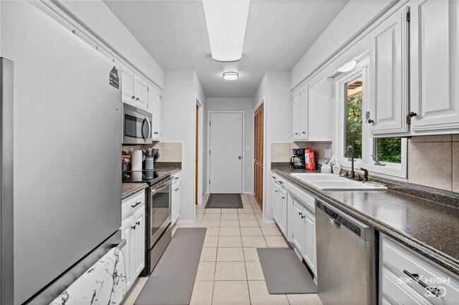 Building Photo - 13 Yarmouth Dr