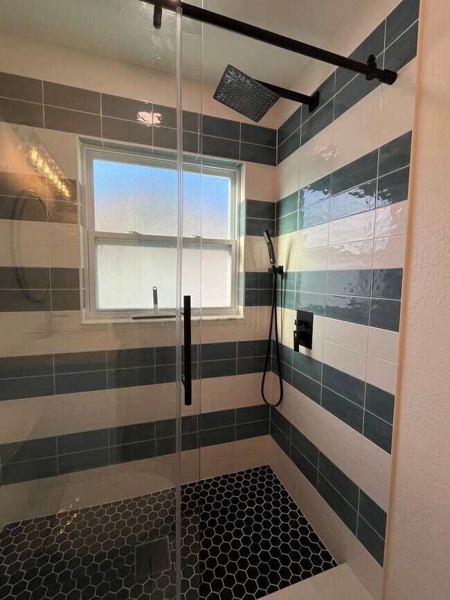 Building Photo - Stunning Seminole Home with Private Pool | 3 Bed / 2 Bath