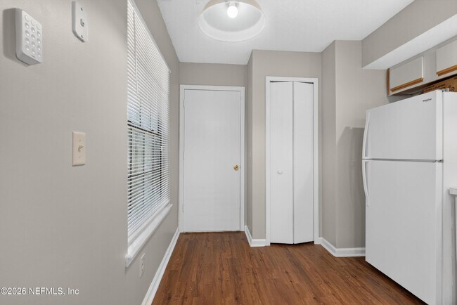 Building Photo - 8010 International Village Dr