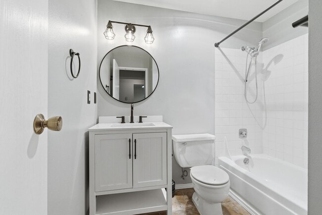 Building Photo - 6121 E 6th Ave