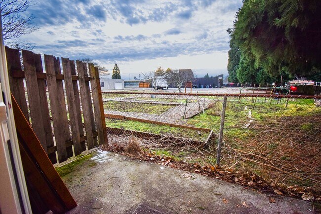 Building Photo - Newly Updated 2 Bedroom 1.5 Bath Townhouse...