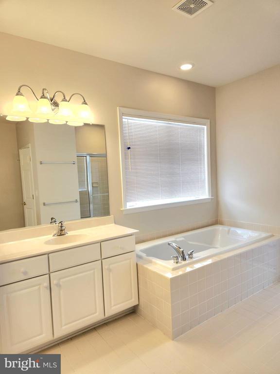 Building Photo - 20667 Golden Ridge Dr