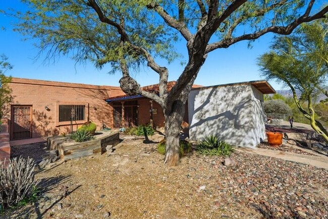 Building Photo - 770 N Lazy J Wy