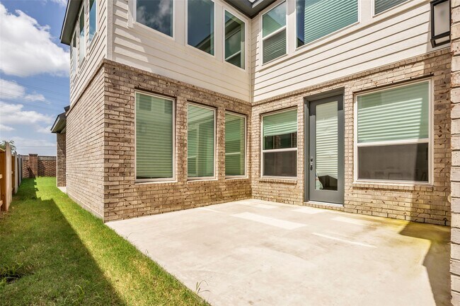 Building Photo - 17822 Carnation Gln Dr