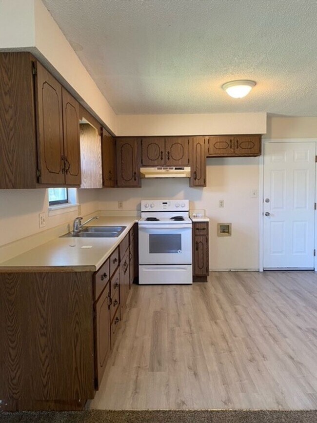 Building Photo - Great Duplex! 2 Bed, 1 Bath