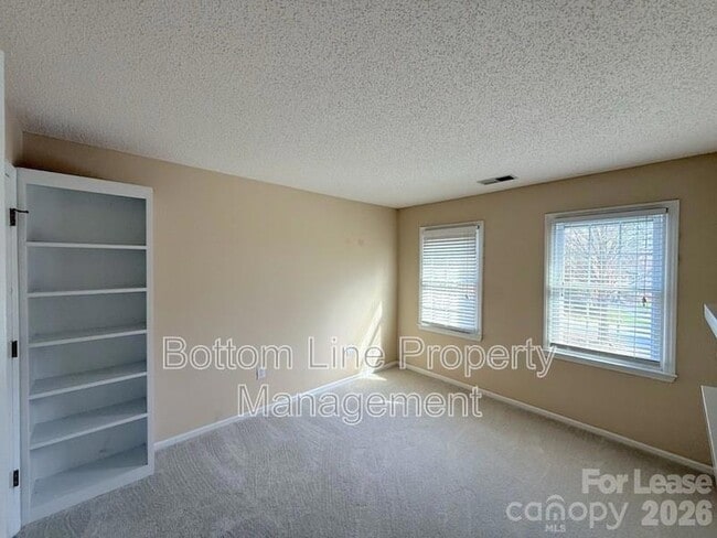 Building Photo - 9423 Fairmead Dr