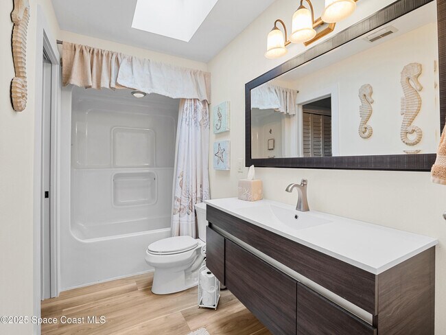 Building Photo - 165 Crispin St