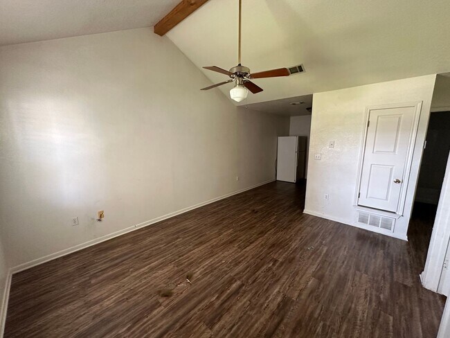 Building Photo - 204 W Avenue F