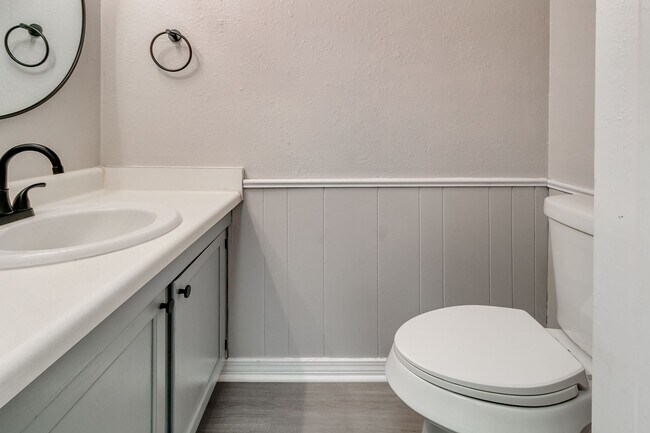 Building Photo - Newly Renovated 2bed 2 bath !Townhome