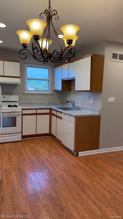 Building Photo - 2824 Roundtree Dr