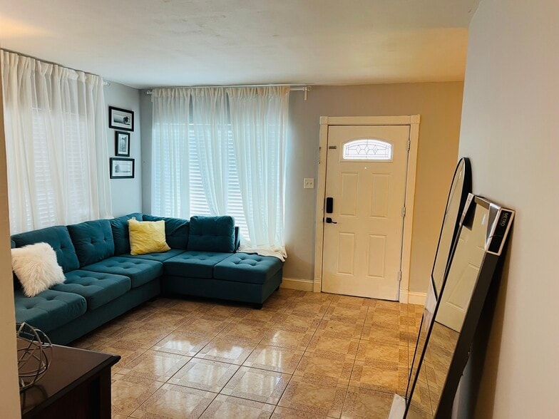 Building Photo - 2913 W Saint Conrad St