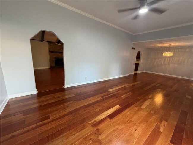 Building Photo - 3336 Camelot Dr NE
