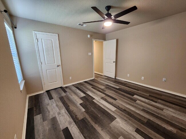 Building Photo - 4633 Stonehaven Dr