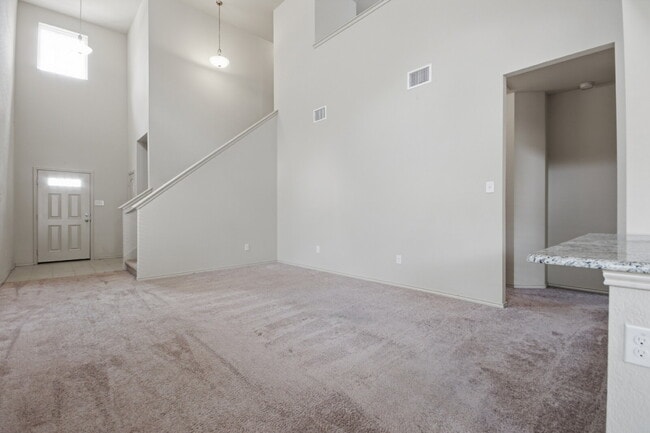 Building Photo - "Charming San Marcos Retreat: Spacious 3-Bedroom Home with 2.5 Baths on Lake Glen!"