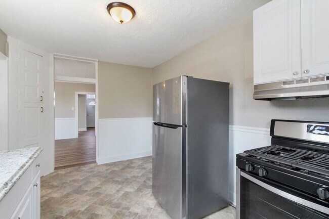 Building Photo - Coming Soon! Spacious 3 Bedroom home Locat...