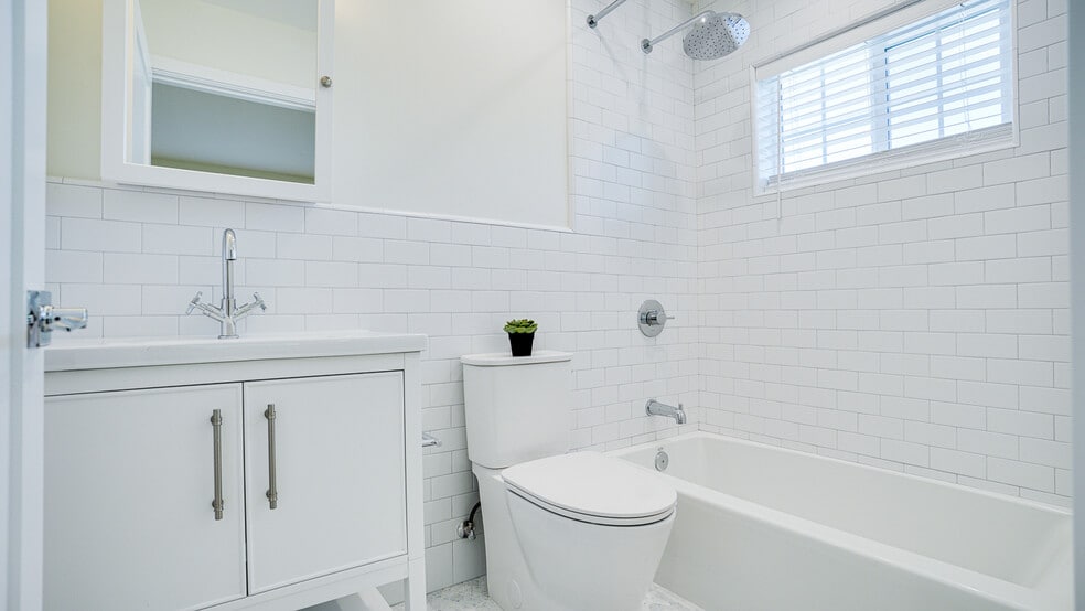 Building Photo - 3938 S Victoria Ave