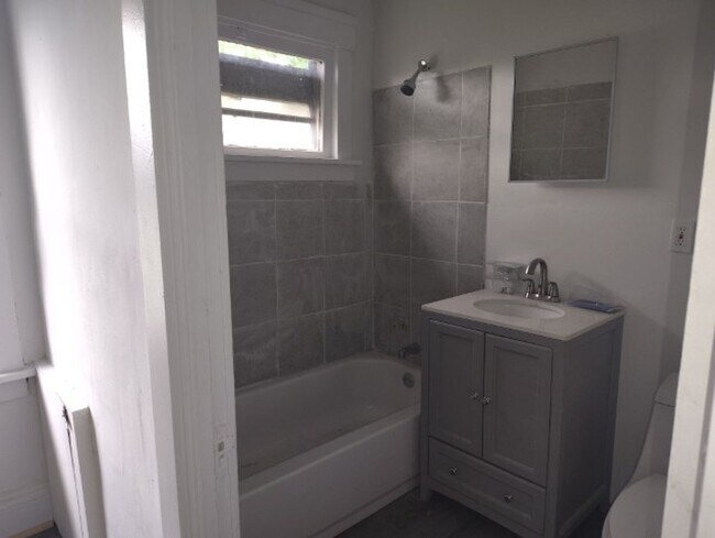 Building Photo - Comfortable 3-Bed on E 108th in Union-Miles Park