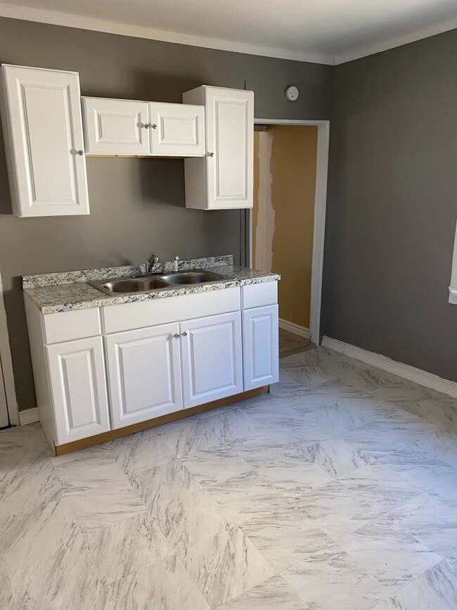 Building Photo - Single Family Home, Valley View School District, Gas heat, Private off Street Parking