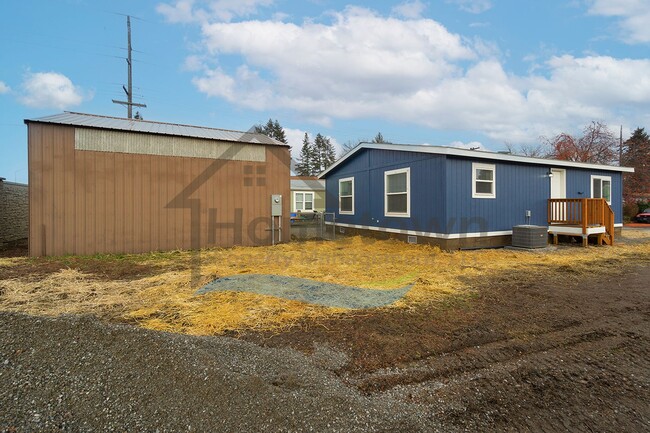 Building Photo - 2 Bedroom 1 Bath Home with Off-Street Park...