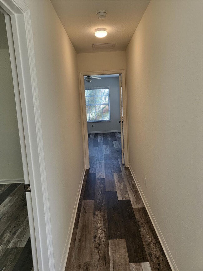 Building Photo - 2040 SE Avon Park Dr