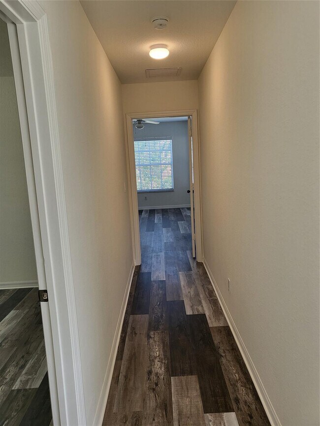 Building Photo - 2040 SE Avon Park Dr