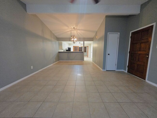 Building Photo - CUTE - 1 LEVEL - SPACIOUS - 2BD/2BTH TOWNH...