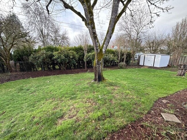 Building Photo - 1650 NW Highland Dr