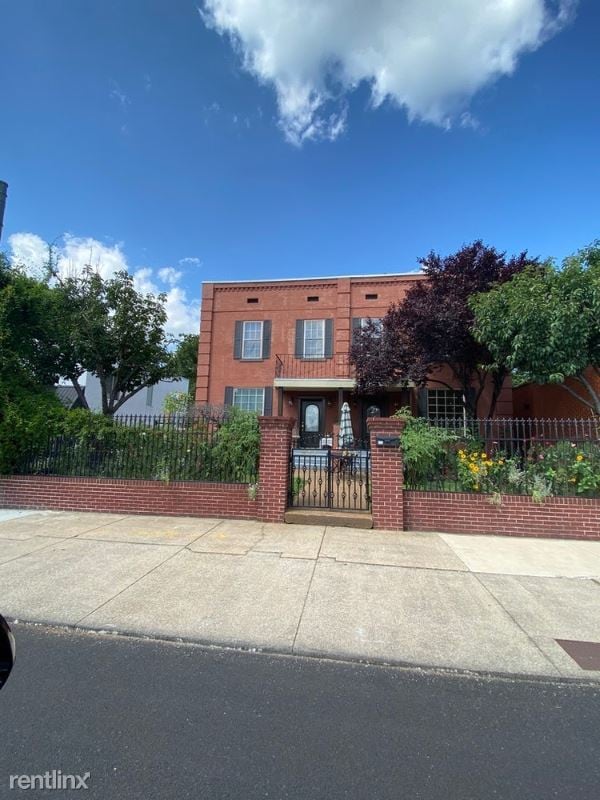 Primary Photo - 10 br, 4.5 bath House - 823 Mccallie Ave
