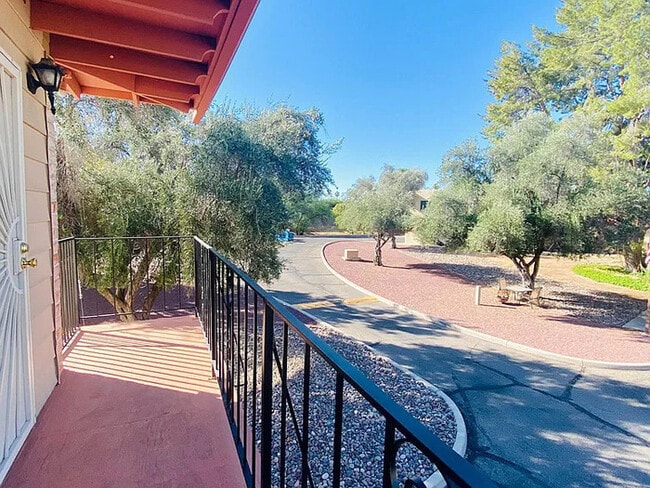 Building Photo - FOR RENT