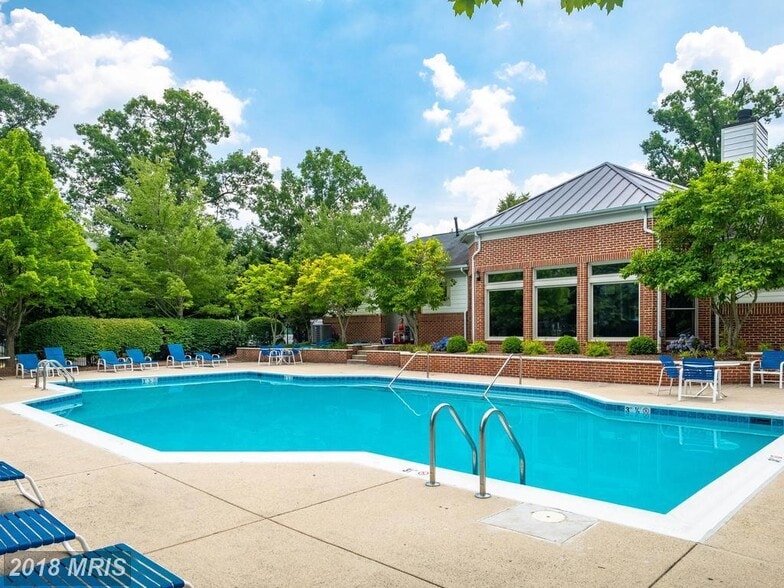 Building Photo - 1701 Lake Shore Crest Dr