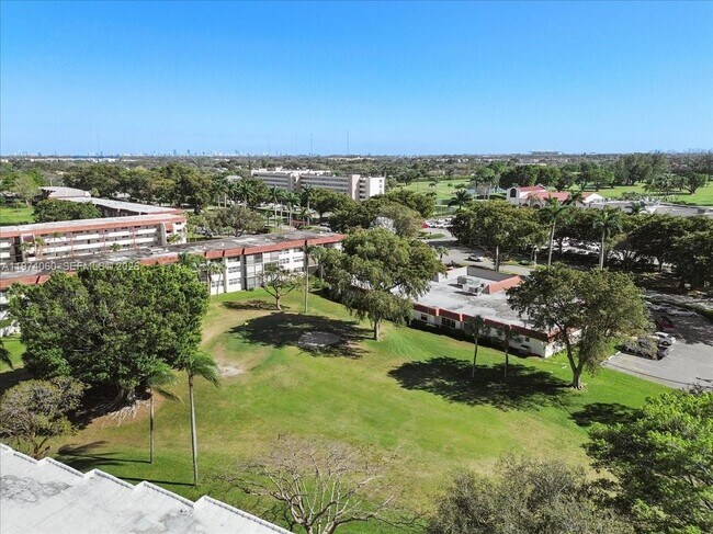 Building Photo - 811 S Hollybrook Dr