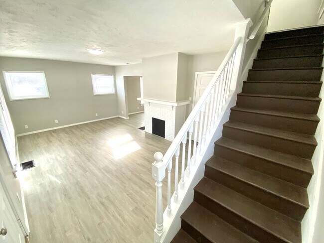 Building Photo - Newly Rehabbed Single Family in Dayton!: N...