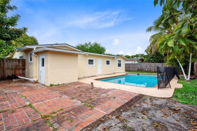 Building Photo - 842 SW 68th Ave